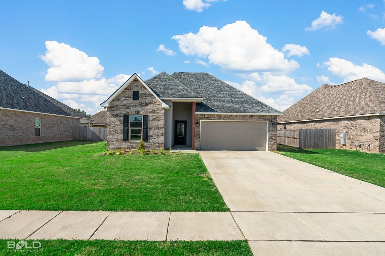 126 Saint Edmunds Way - Photo 3 of 37