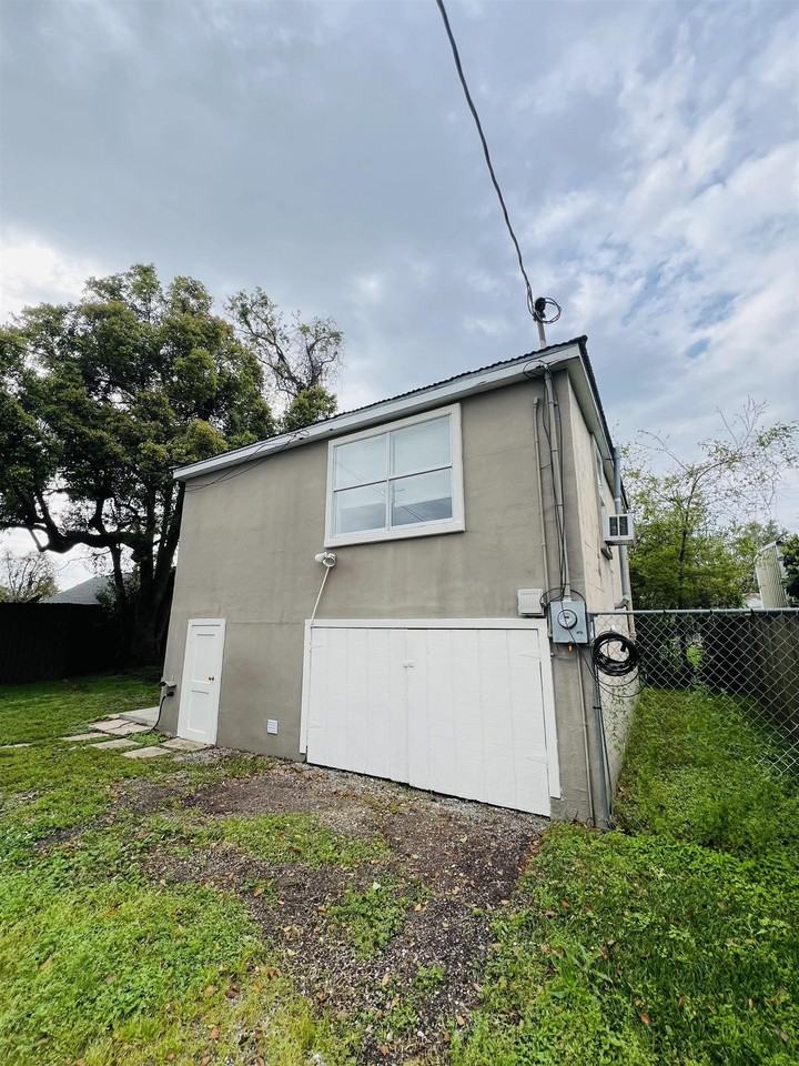 1118 1/2 Academy St - Photo 3 of 10