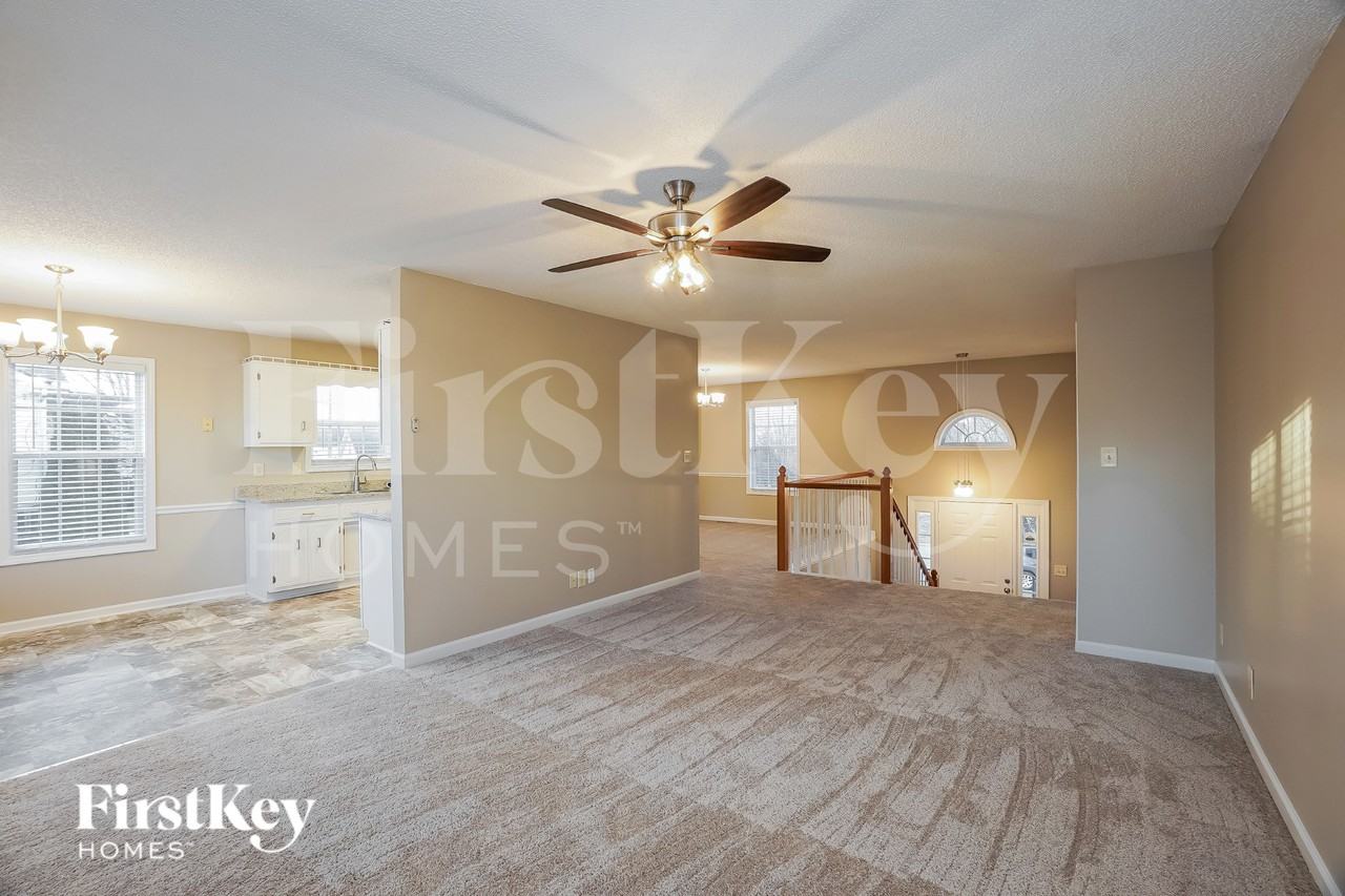 876 Gordon Pl - Photo 3 of 20