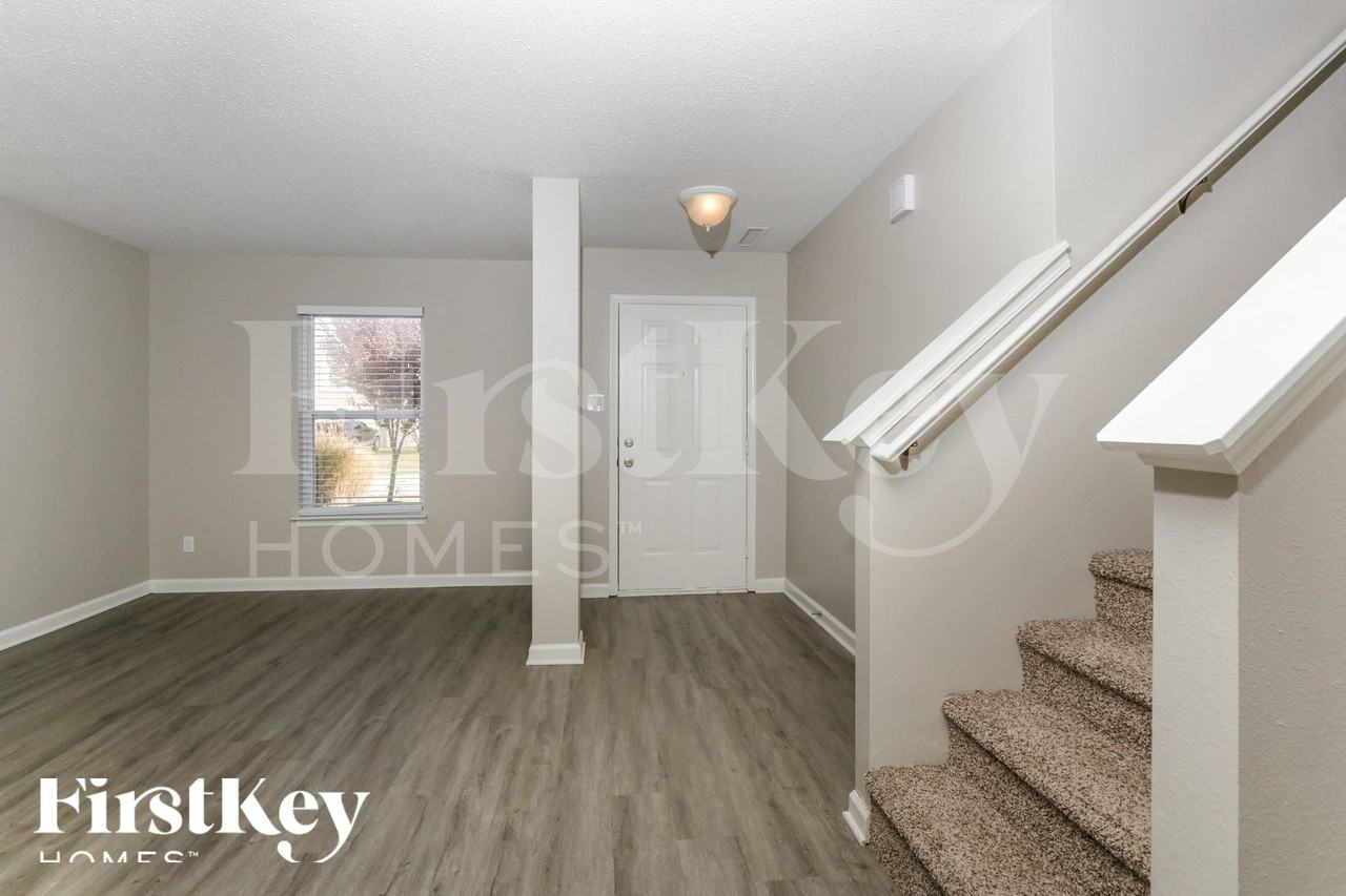 8211 S Shady Trail Dr - Photo 3 of 15