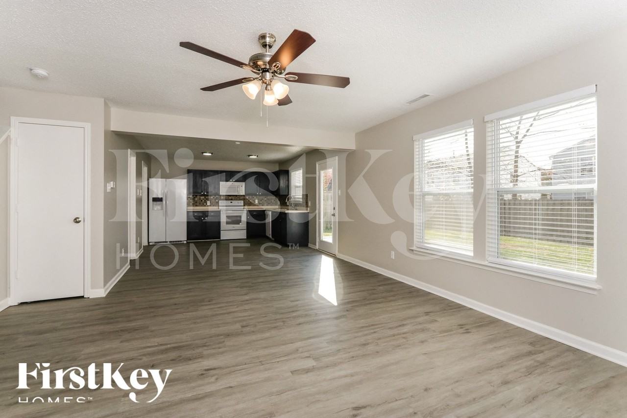 8211 S Shady Trail Dr - Photo 4 of 15