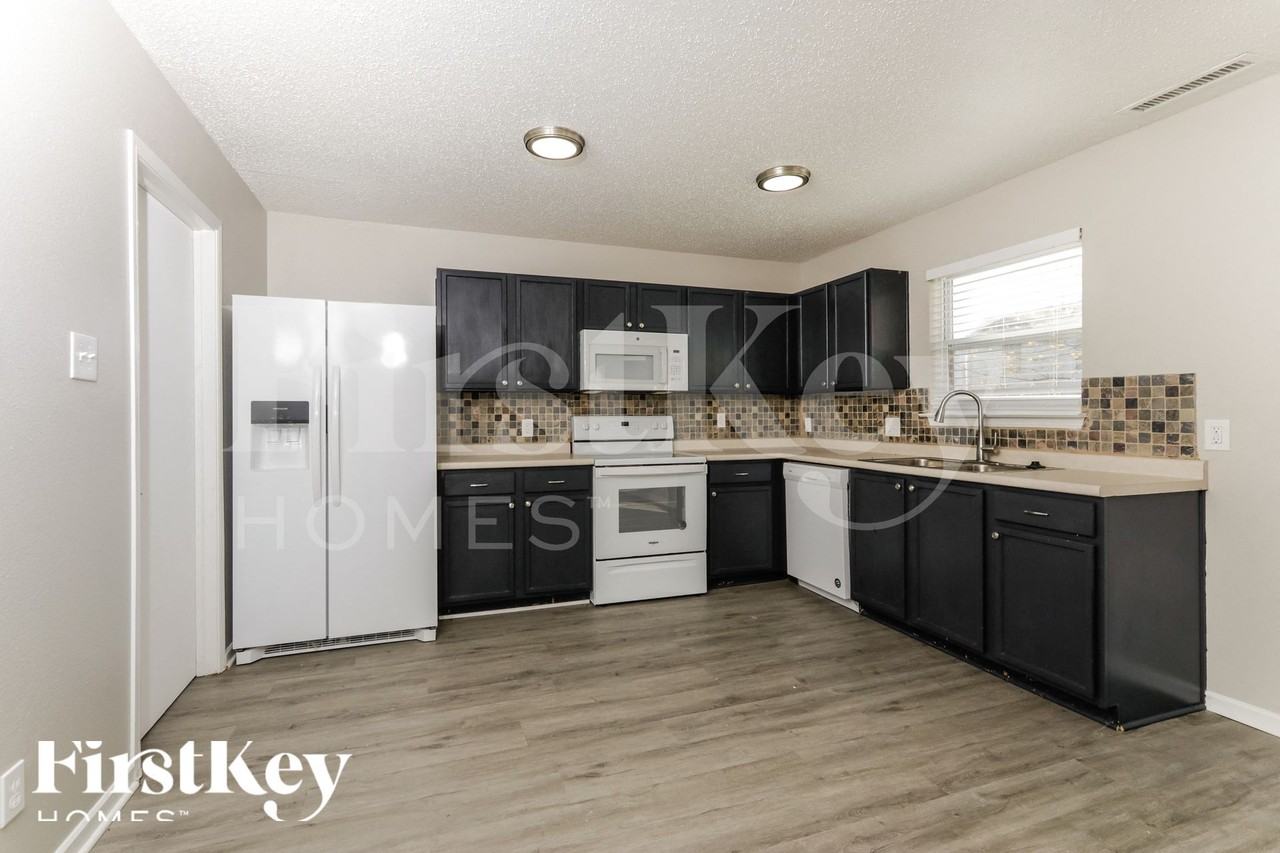 8211 S Shady Trail Dr - Photo 5 of 15