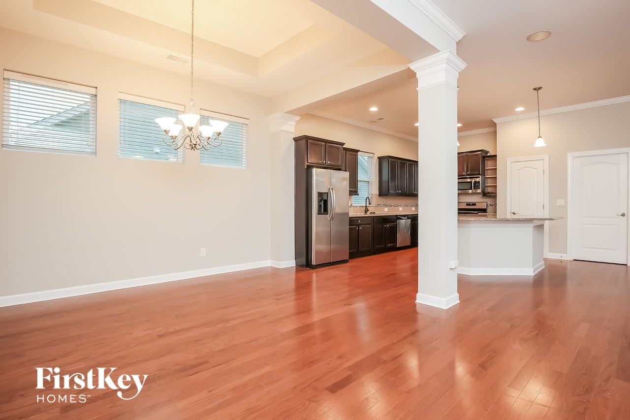 215 Topsaw Ln - Photo 4 of 15