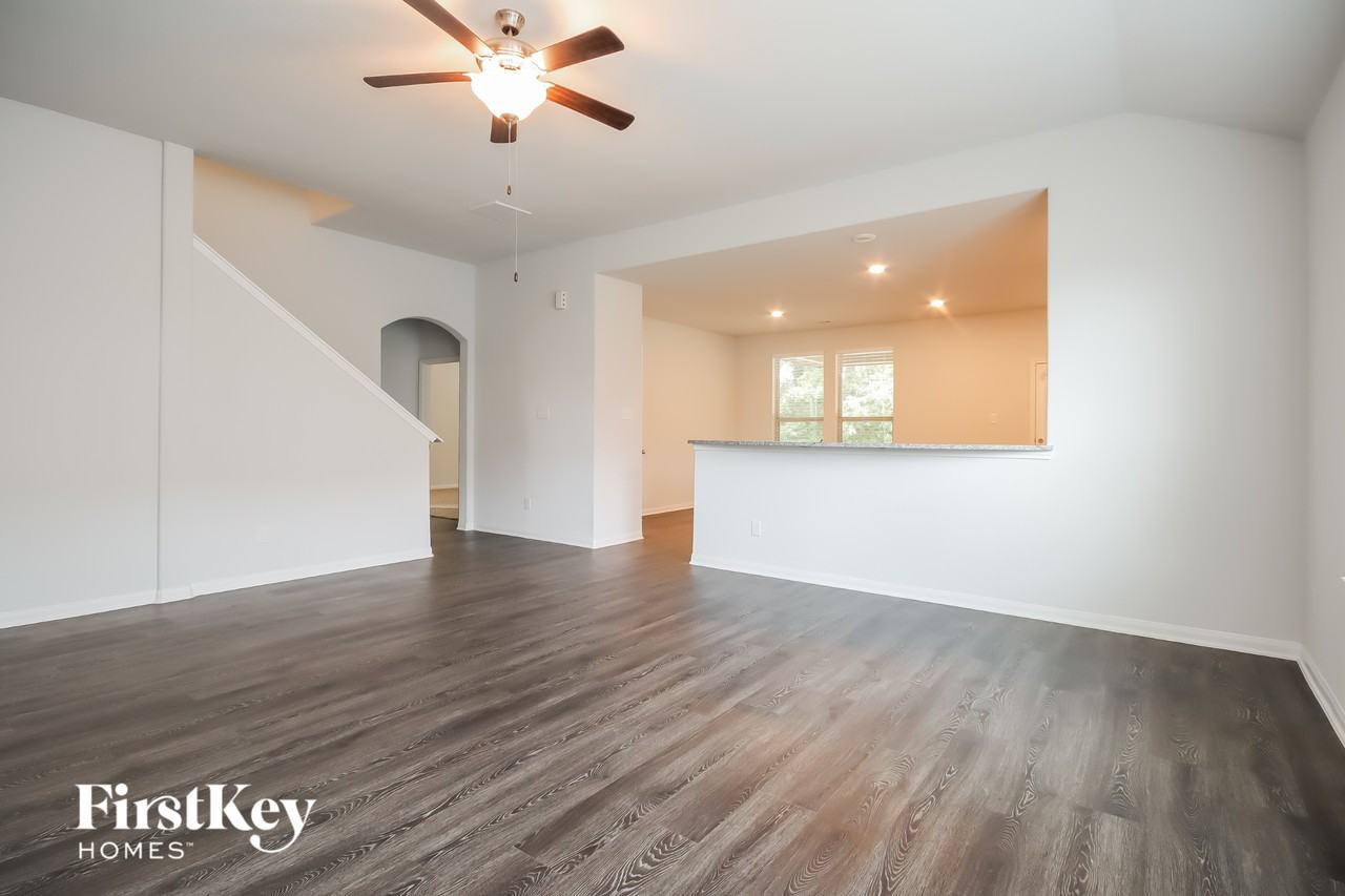 119 Lakeway Cir - Photo 2 of 14