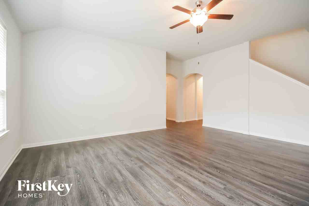 119 Lakeway Cir - Photo 3 of 14