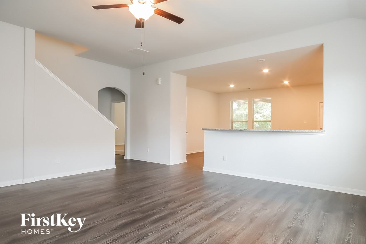 119 Lakeway Cir - Photo 4 of 14
