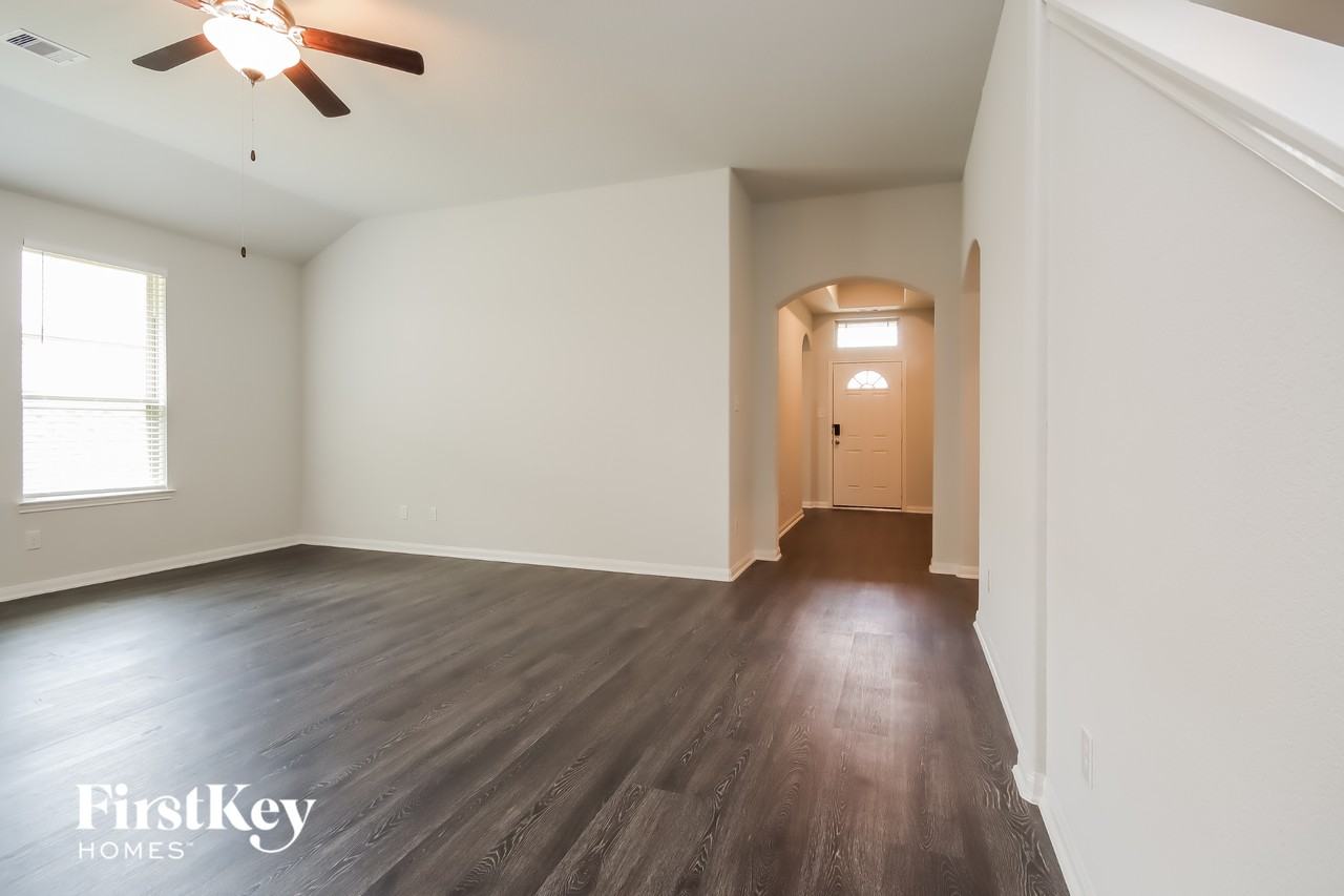 119 Lakeway Cir - Photo 5 of 14
