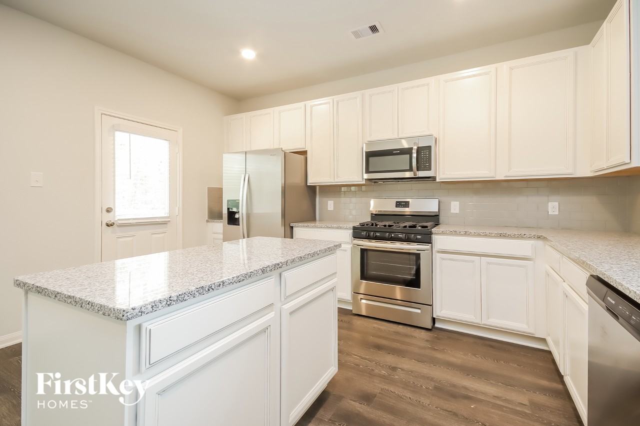 119 Lakeway Cir - Photo 6 of 14