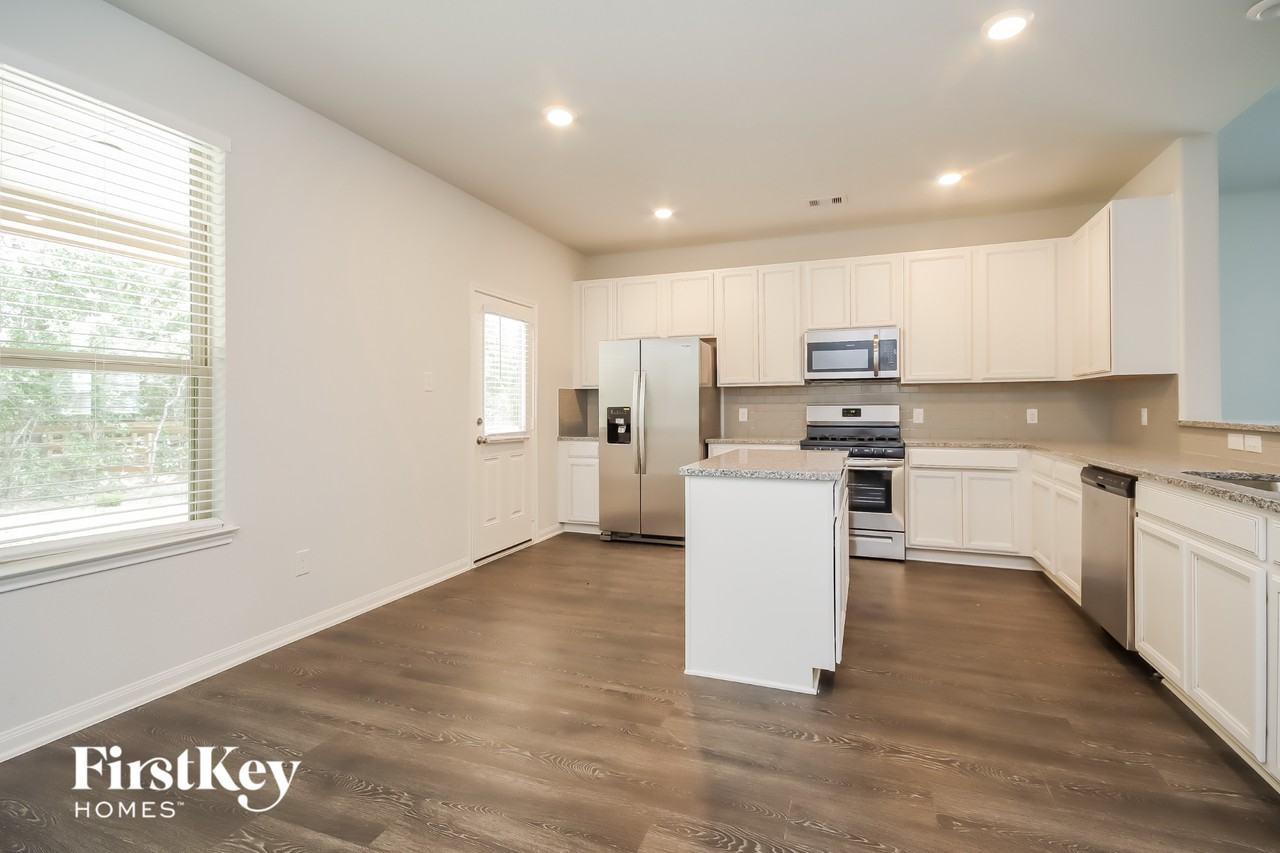 119 Lakeway Cir - Photo 7 of 14