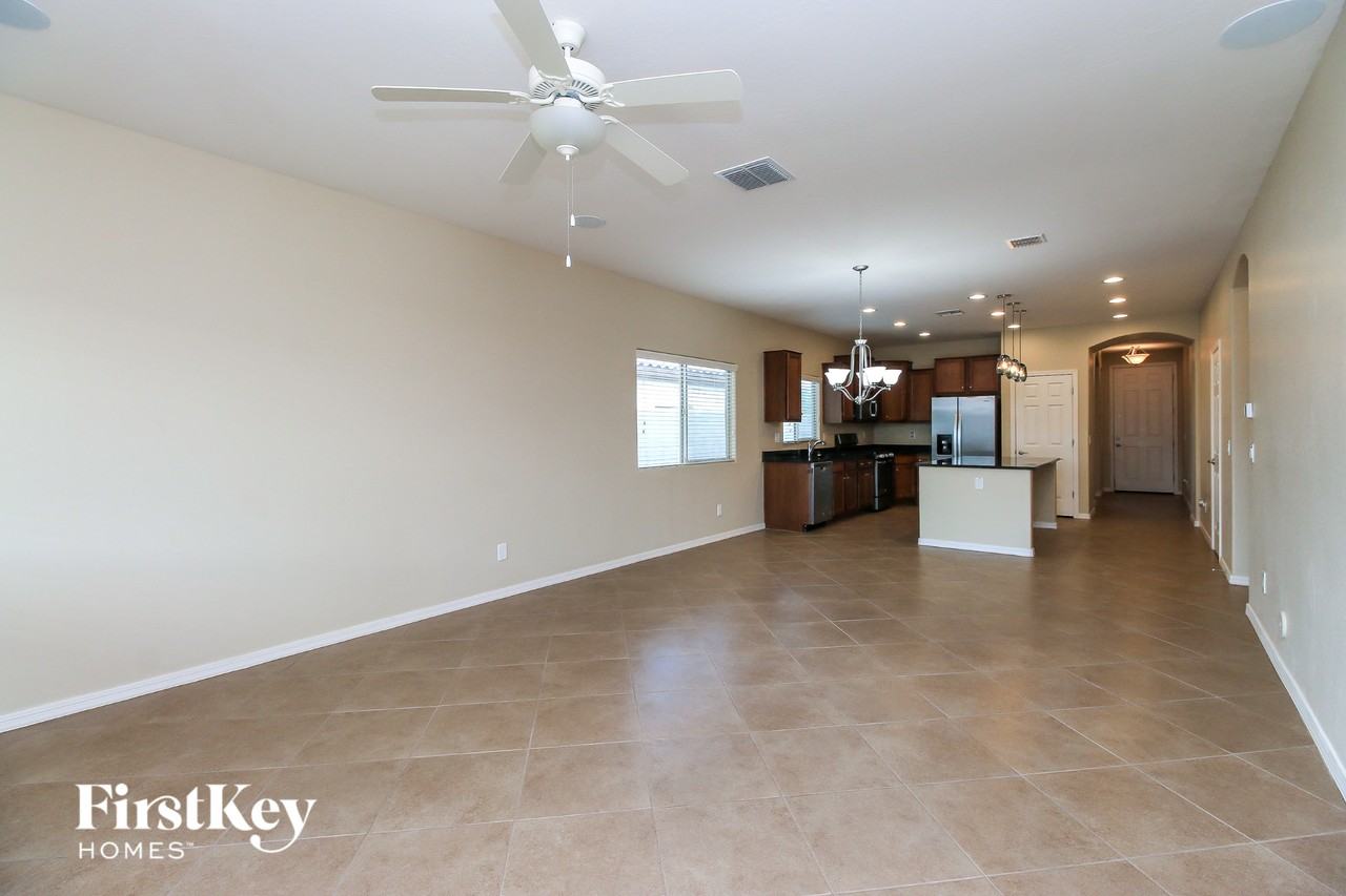 625 W Mangrove Rd - Photo 3 of 15