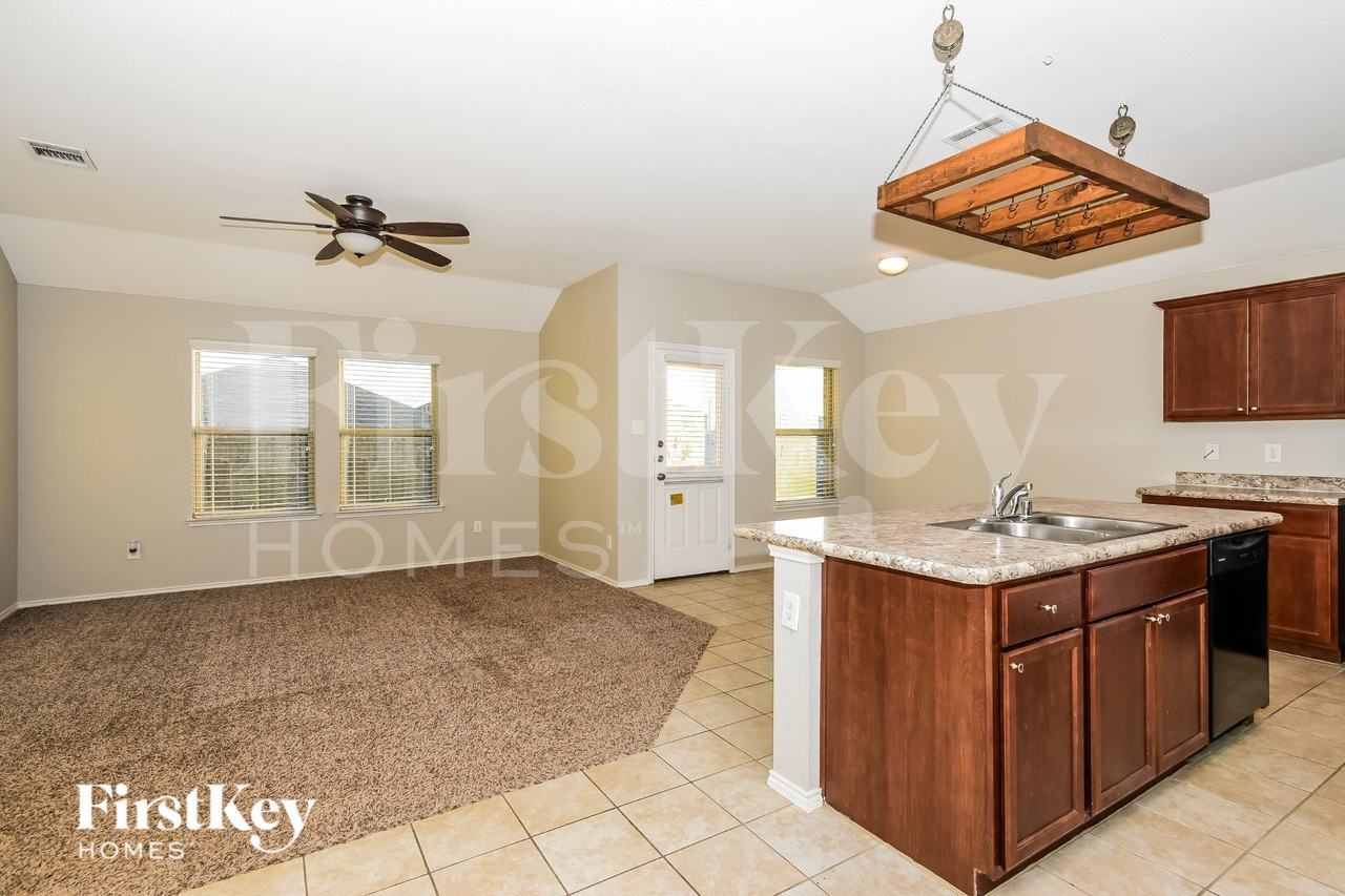 513 Azalea Dr - Photo 6 of 16