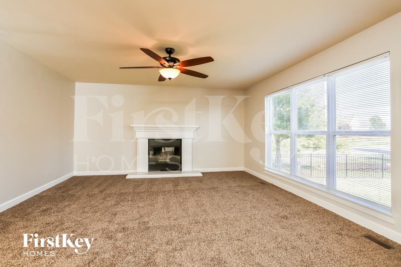 1702 Briarmanor Dr - Photo 3 of 18