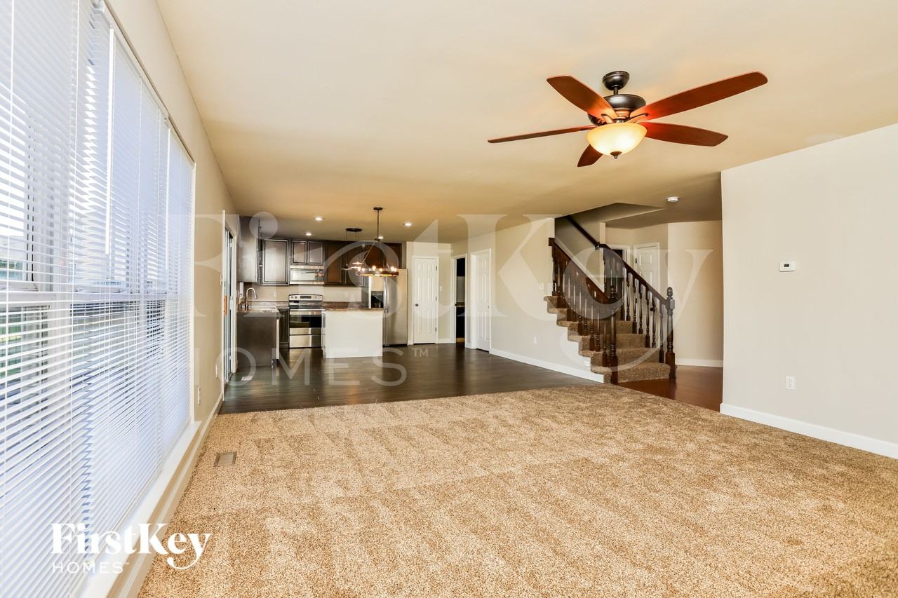 1702 Briarmanor Dr - Photo 5 of 18