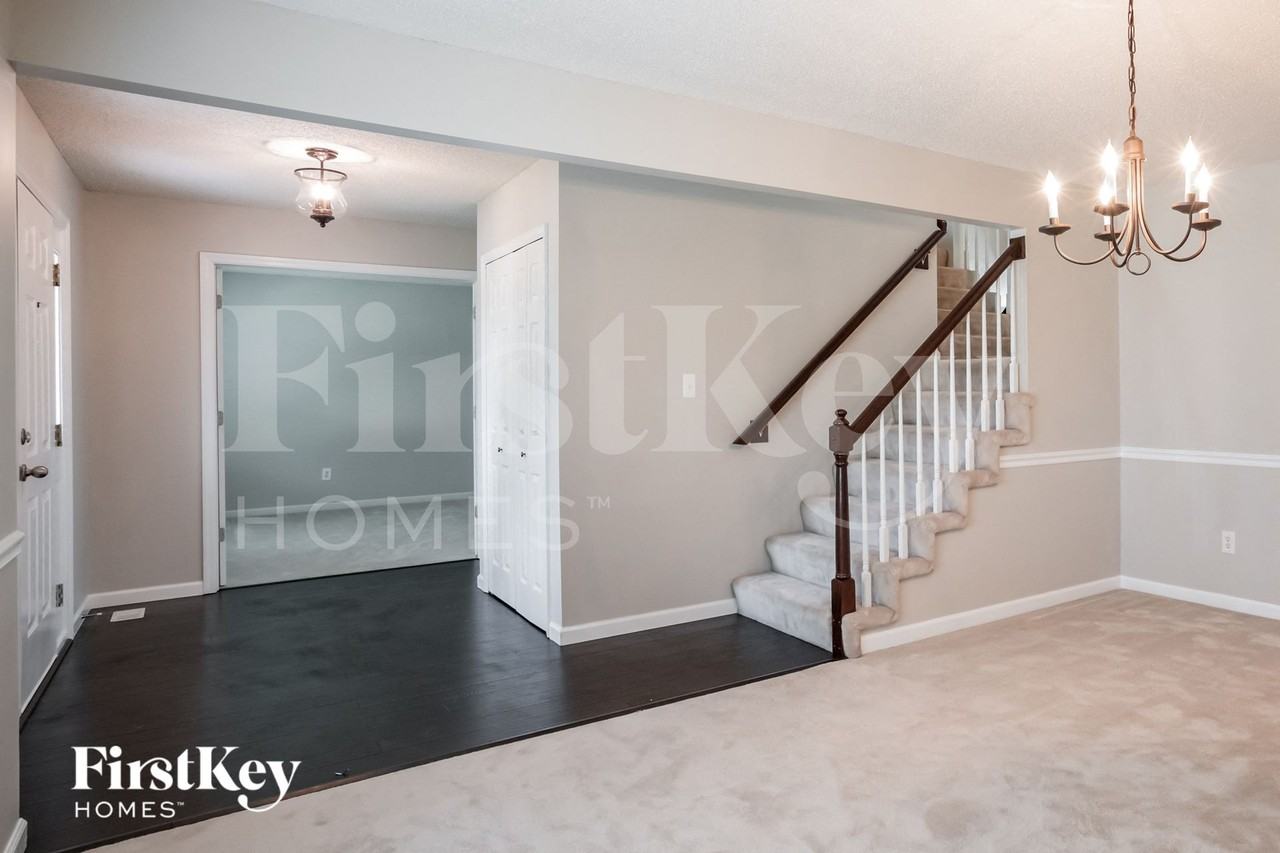 1813 Highcrest Dr - Photo 2 of 15