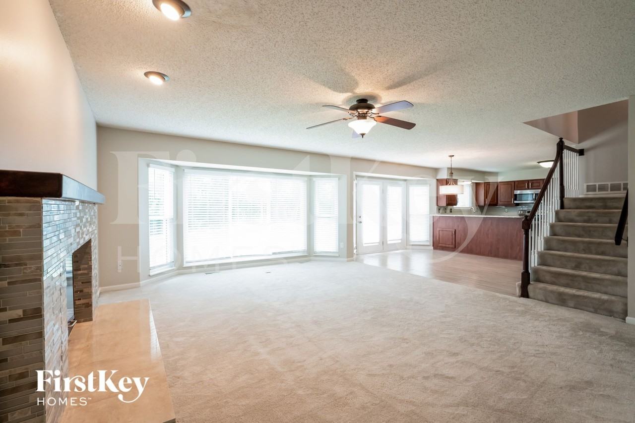 1813 Highcrest Dr - Photo 3 of 15