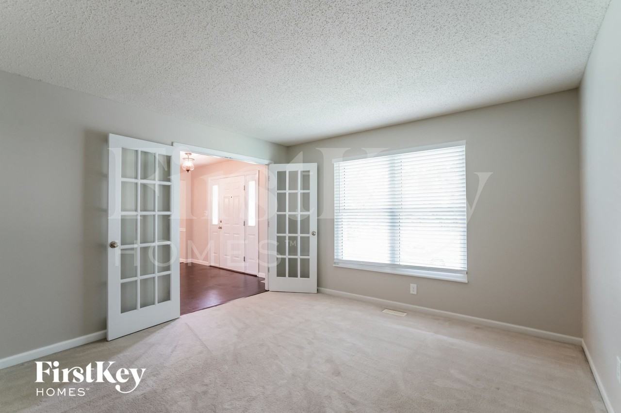 1813 Highcrest Dr - Photo 4 of 15