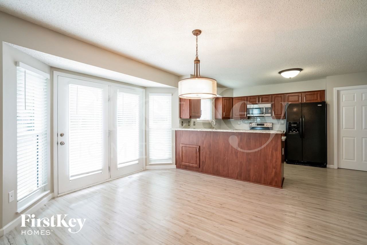 1813 Highcrest Dr - Photo 5 of 15