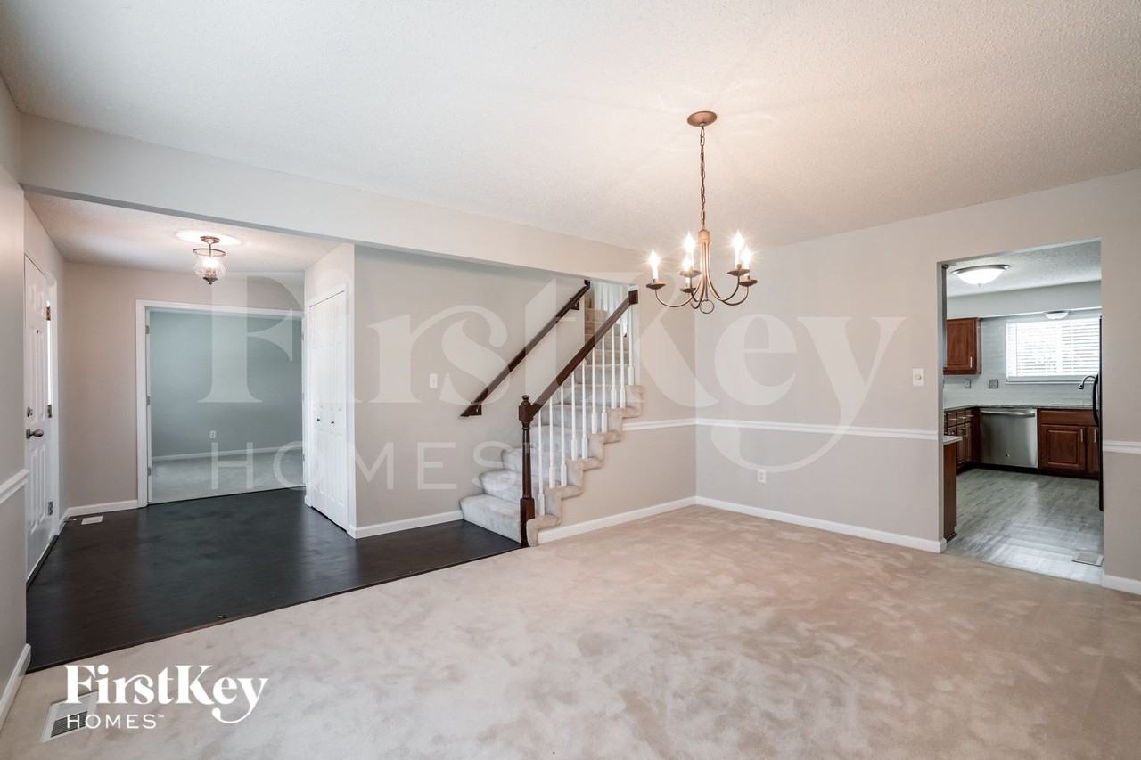 1813 Highcrest Dr - Photo 6 of 15