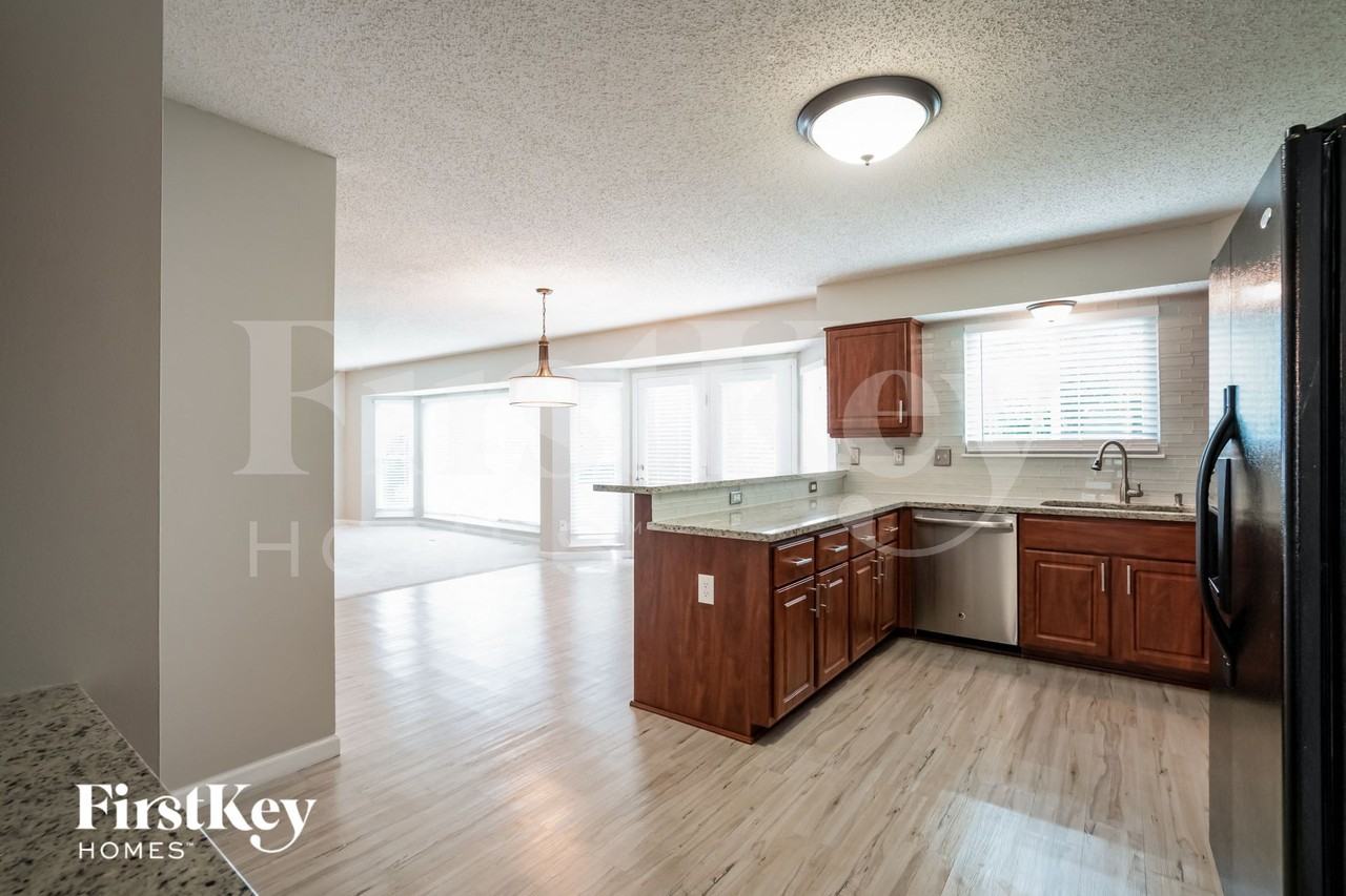 1813 Highcrest Dr - Photo 7 of 15