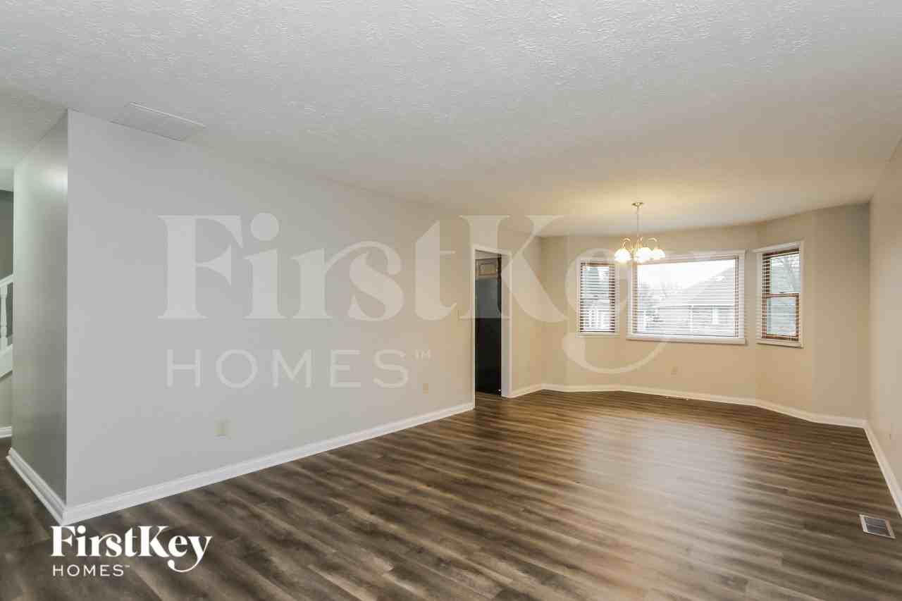 458 Pebble Way - Photo 3 of 19