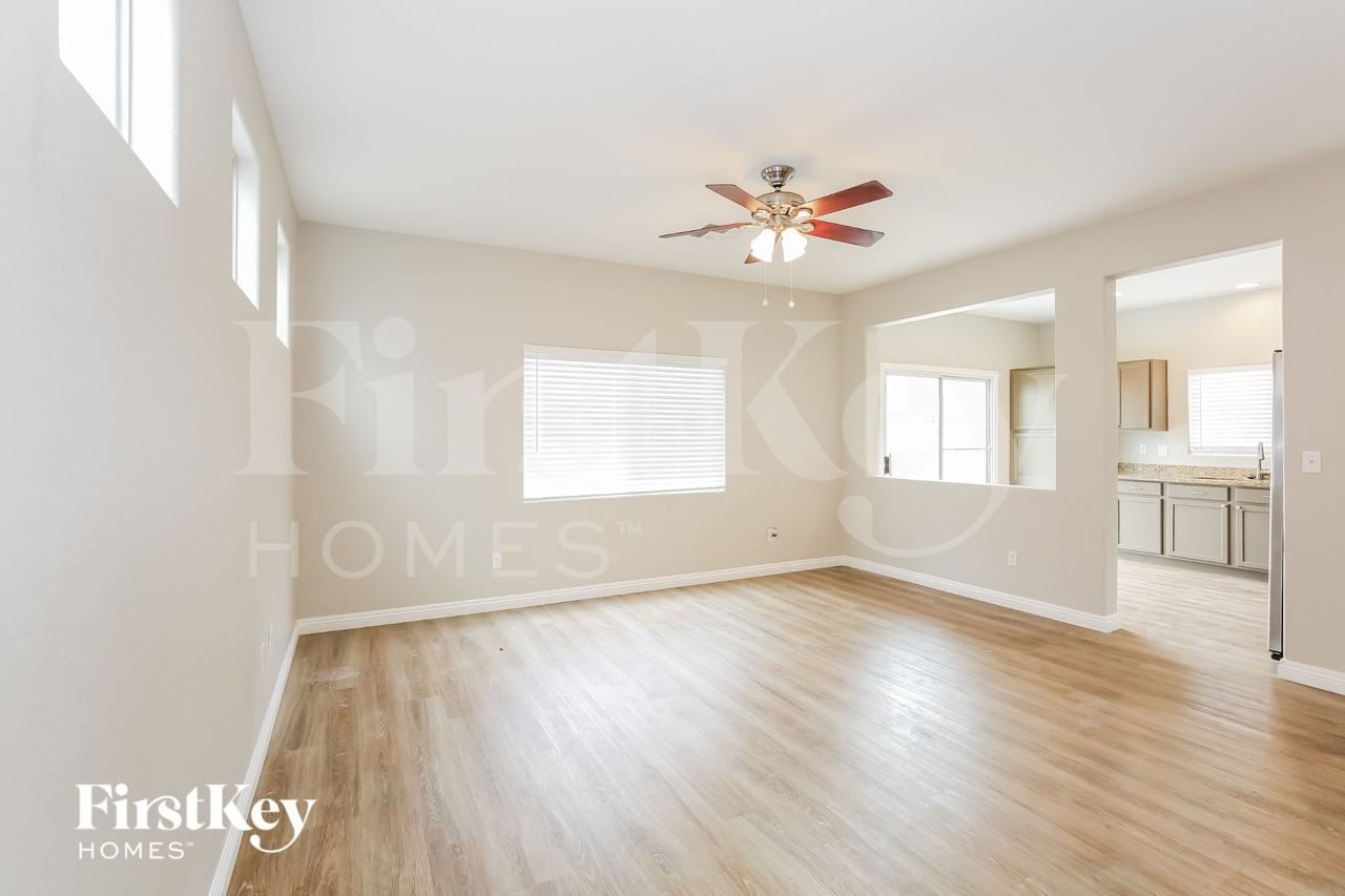 624 Brown Breeches Ave - Photo 3 of 15