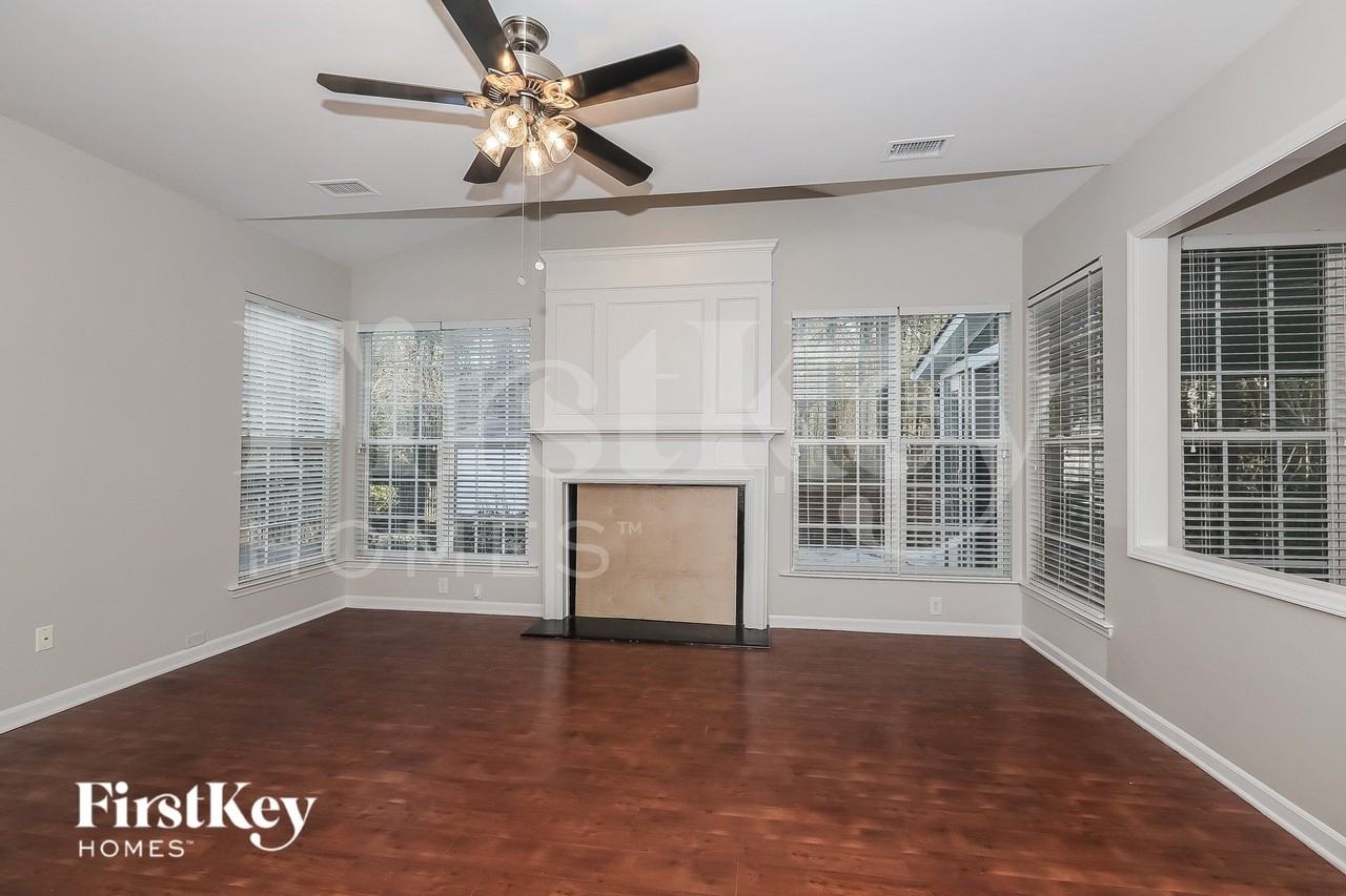 6147 Creekview Ct - Photo 2 of 15