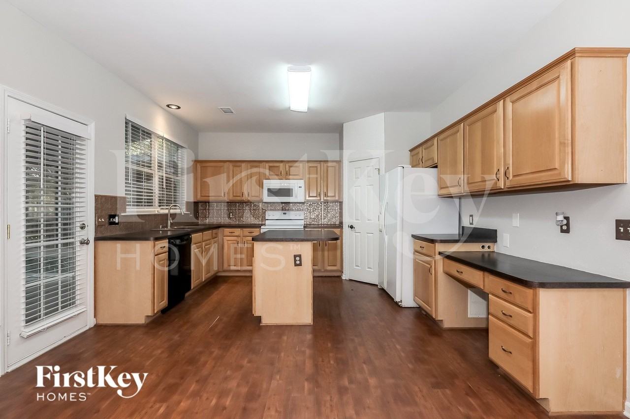 6147 Creekview Ct - Photo 4 of 15