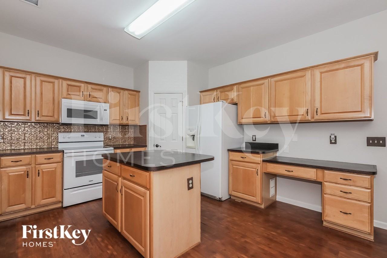 6147 Creekview Ct - Photo 5 of 15