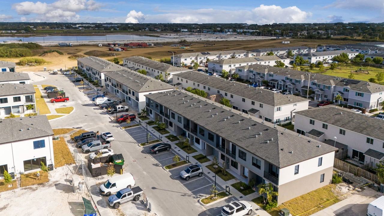 415 Nw 13th Ct - Photo 2 of 8