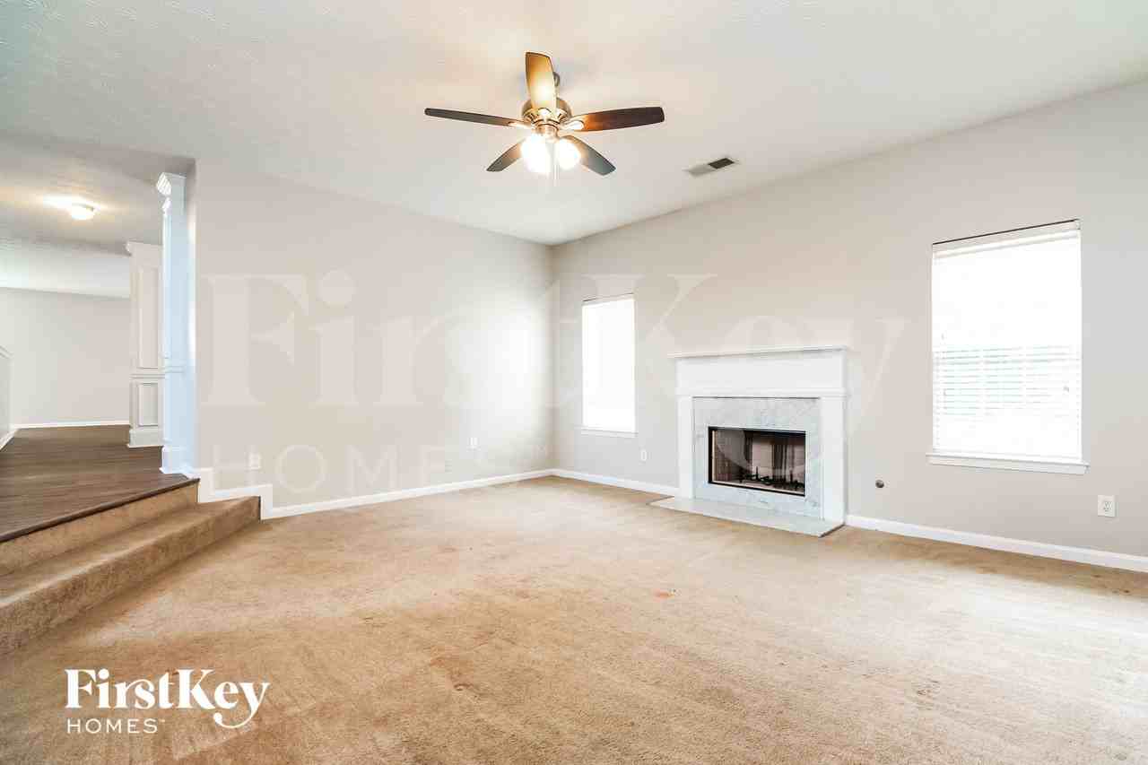 592 Howell Dr - Photo 2 of 15