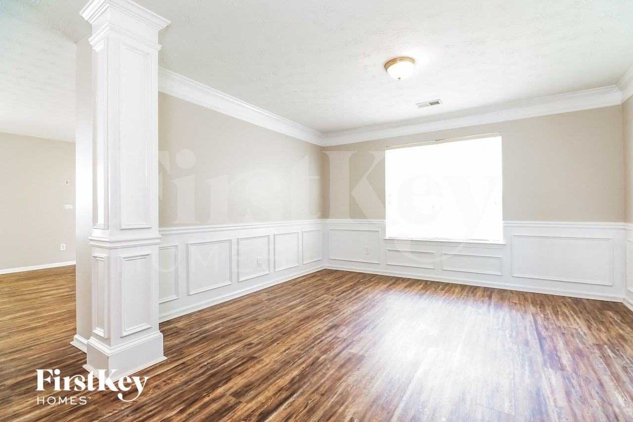 592 Howell Dr - Photo 3 of 15