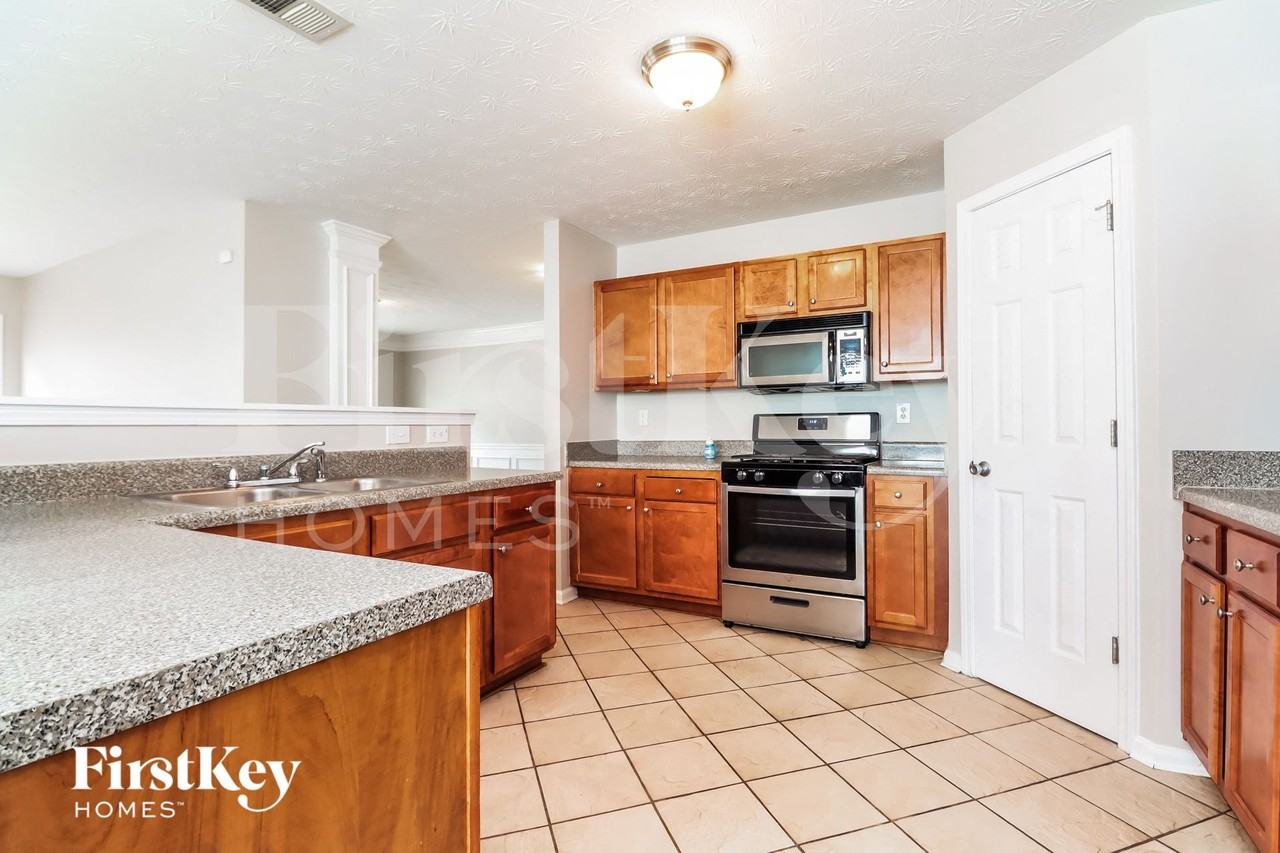 592 Howell Dr - Photo 4 of 15