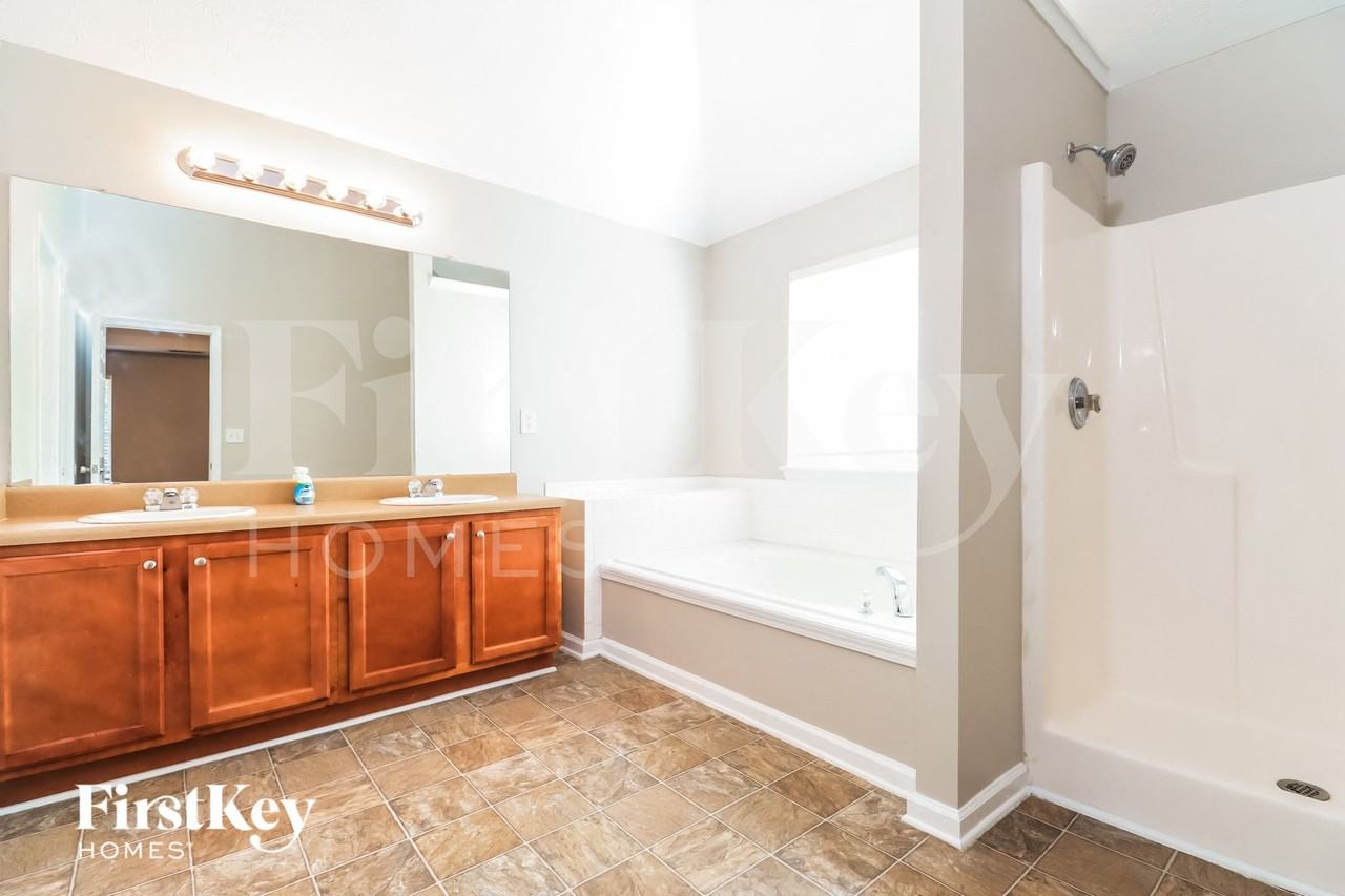 592 Howell Dr - Photo 7 of 15