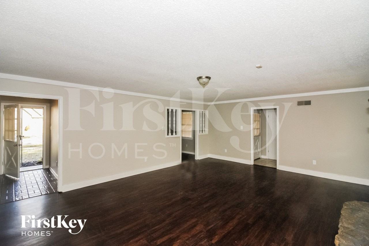 3075 Barrycrest Dr - Photo 2 of 15