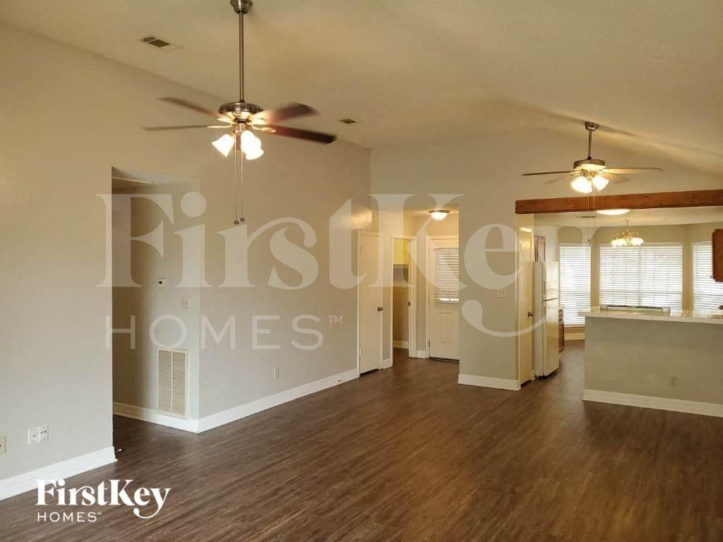 21134 Western Valley Dr - Photo 3 of 12