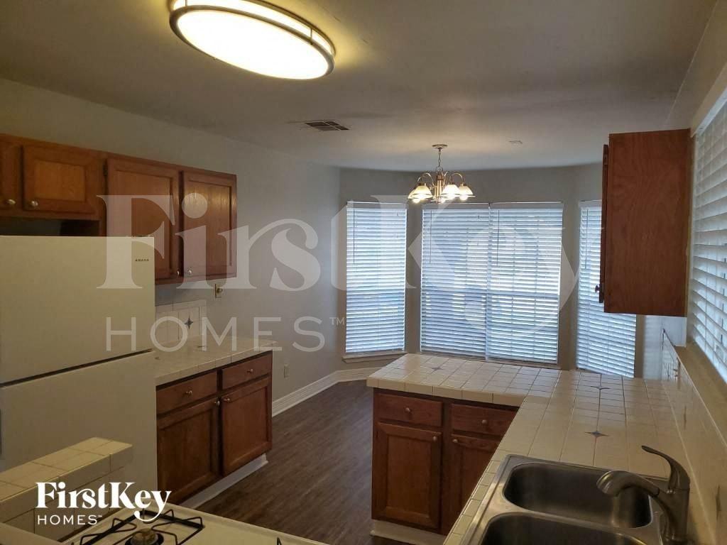 21134 Western Valley Dr - Photo 4 of 12