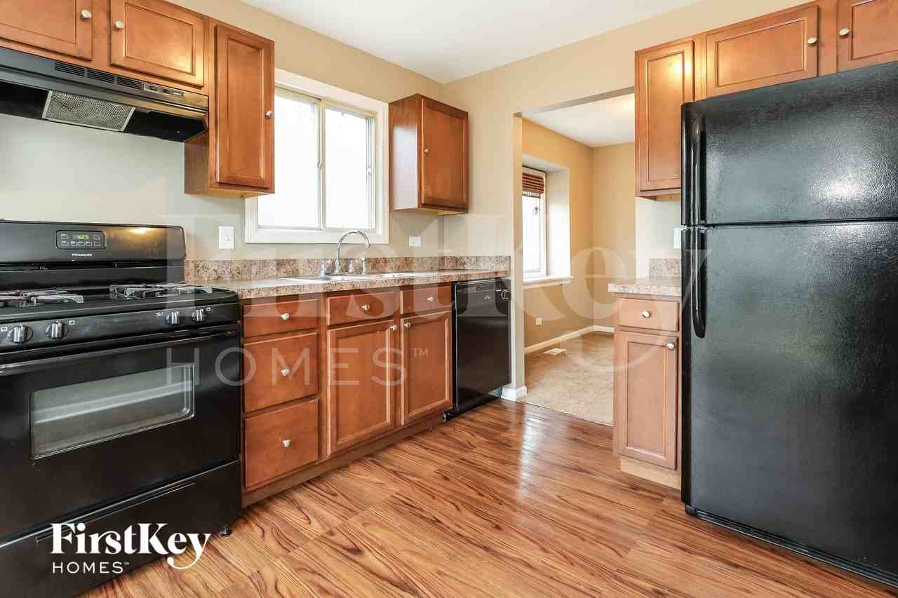 1405 Middlebury Dr - Photo 5 of 14