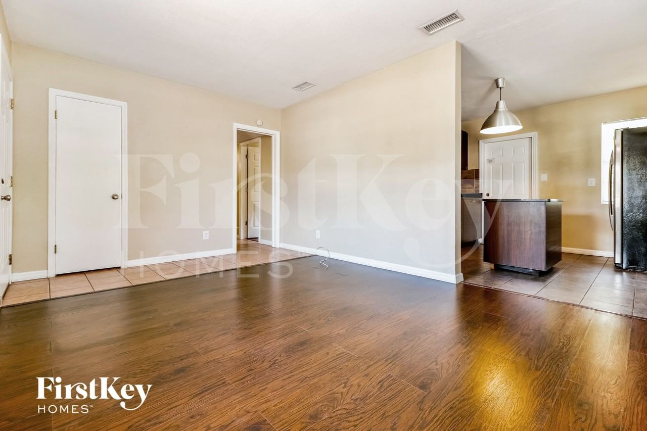 1240 Stockton Dr - Photo 4 of 18