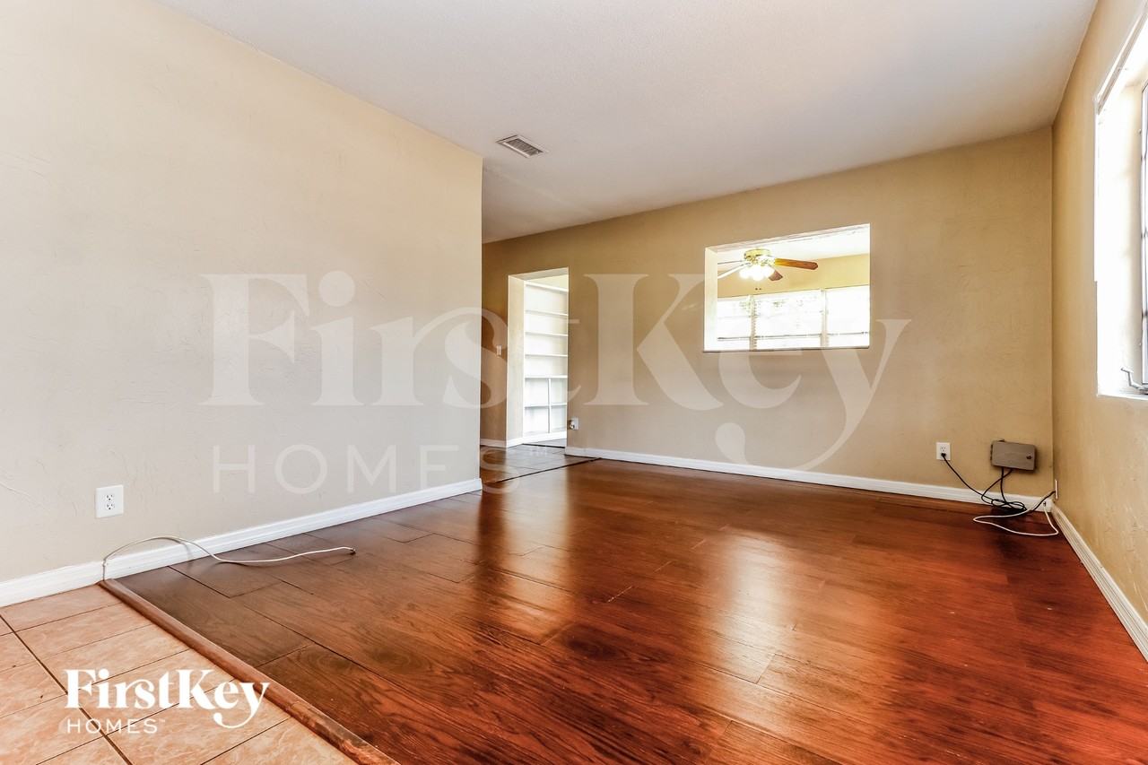 1240 Stockton Dr - Photo 5 of 18