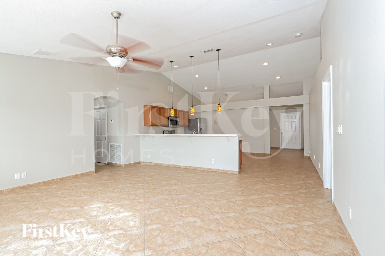 1168 Sw Idol Ave - Photo 4 of 19