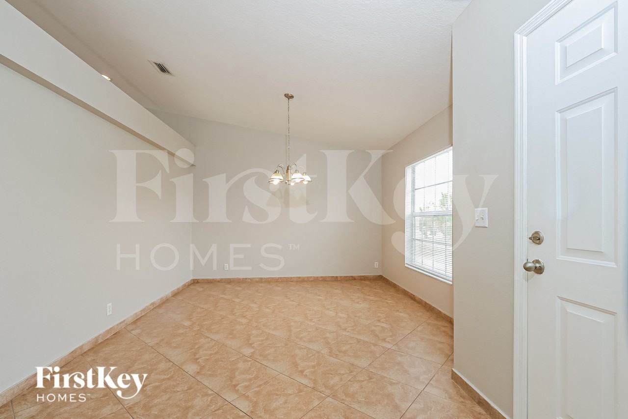 1168 Sw Idol Ave - Photo 6 of 19