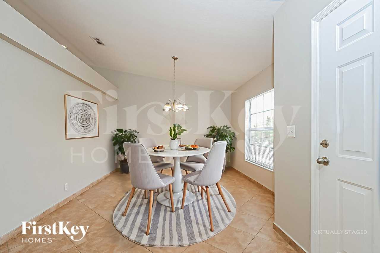 1168 Sw Idol Ave - Photo 7 of 19