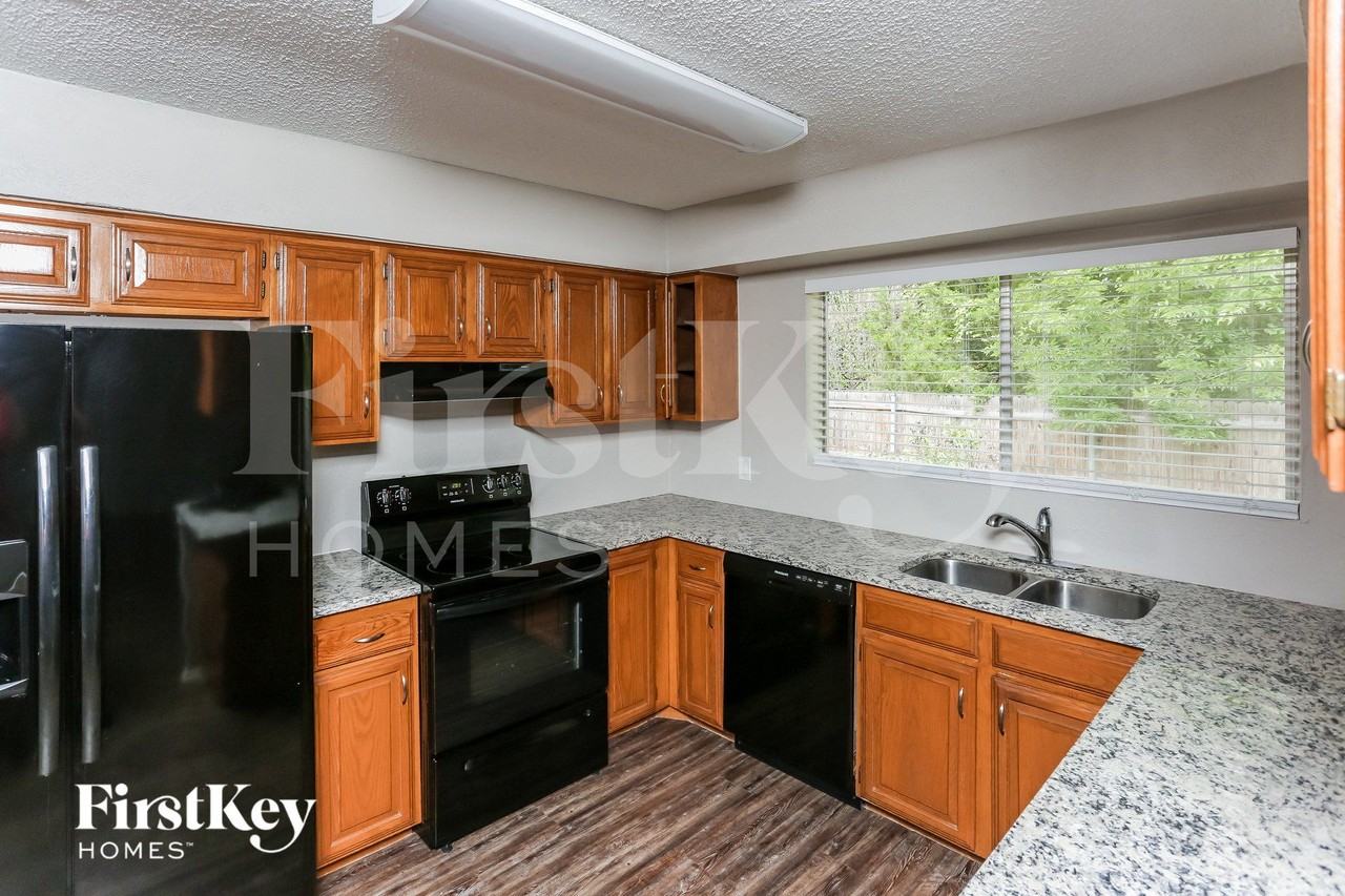 1137 Meadow Creek Ct - Photo 4 of 12