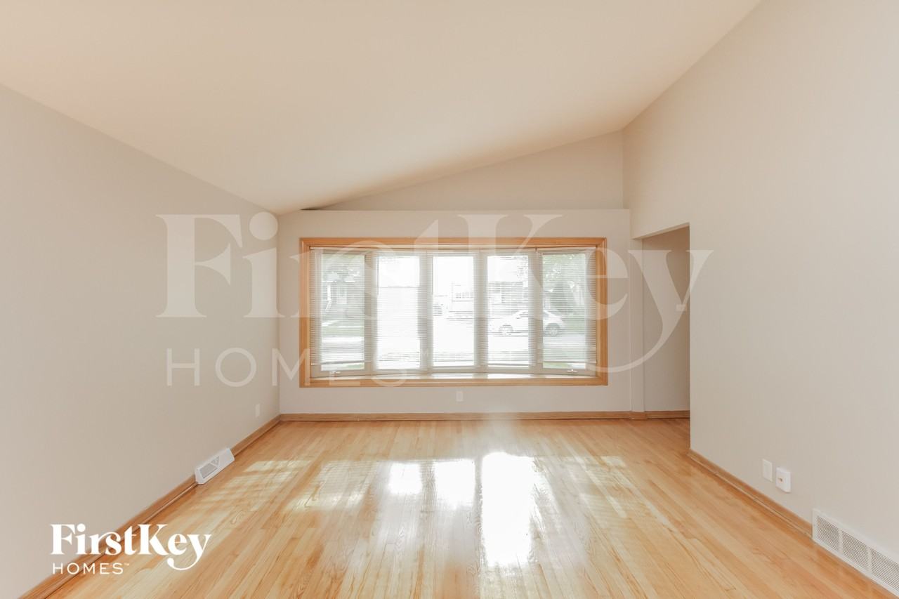 10437 S Keeler Ave - Photo 3 of 15