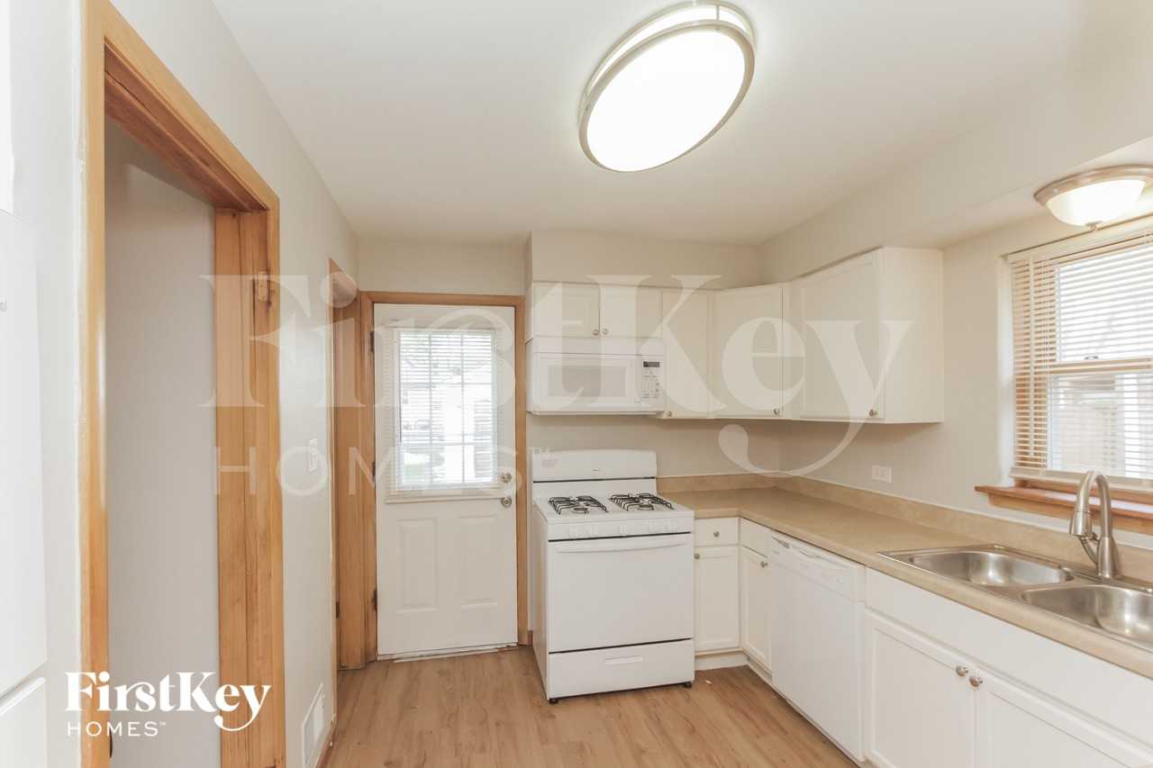 10437 S Keeler Ave - Photo 6 of 15