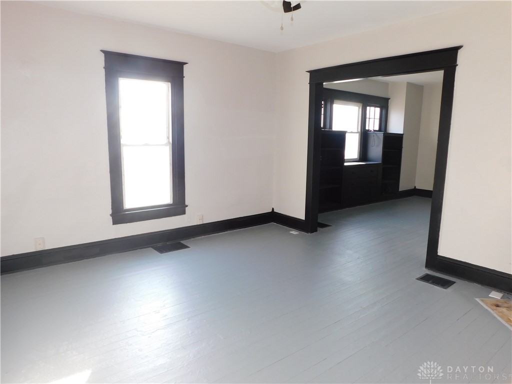 611 W Columbia St - Photo 3 of 17