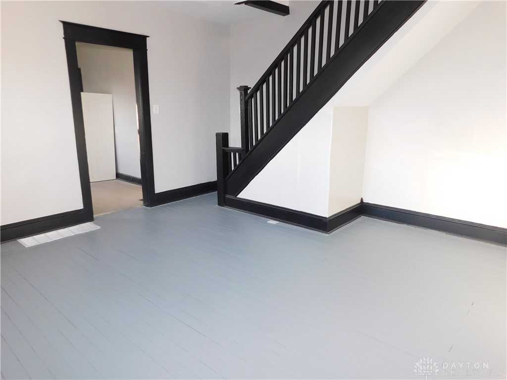 611 W Columbia St - Photo 6 of 17