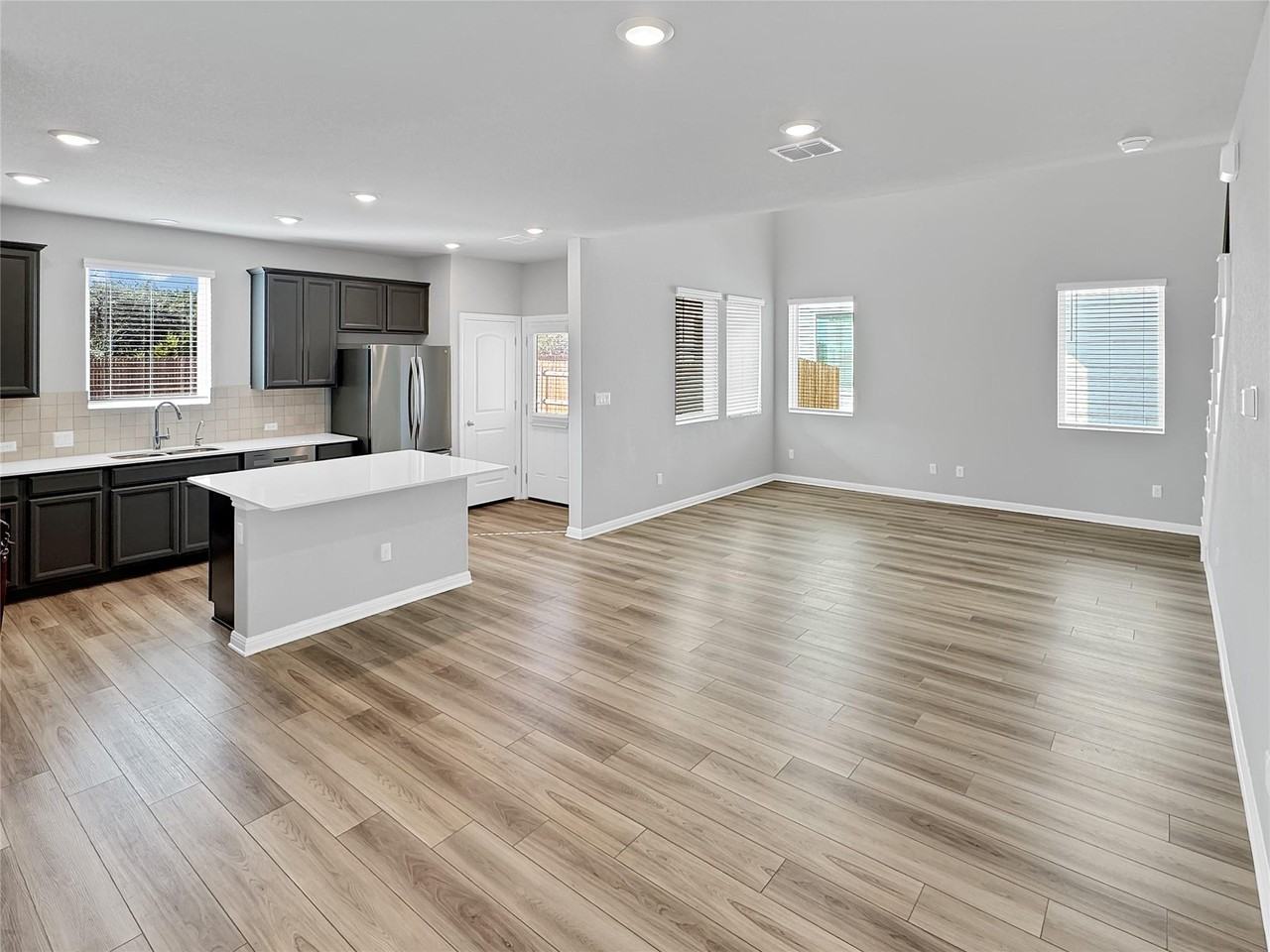 2437 Roosevelt Rd - Photo 5 of 37