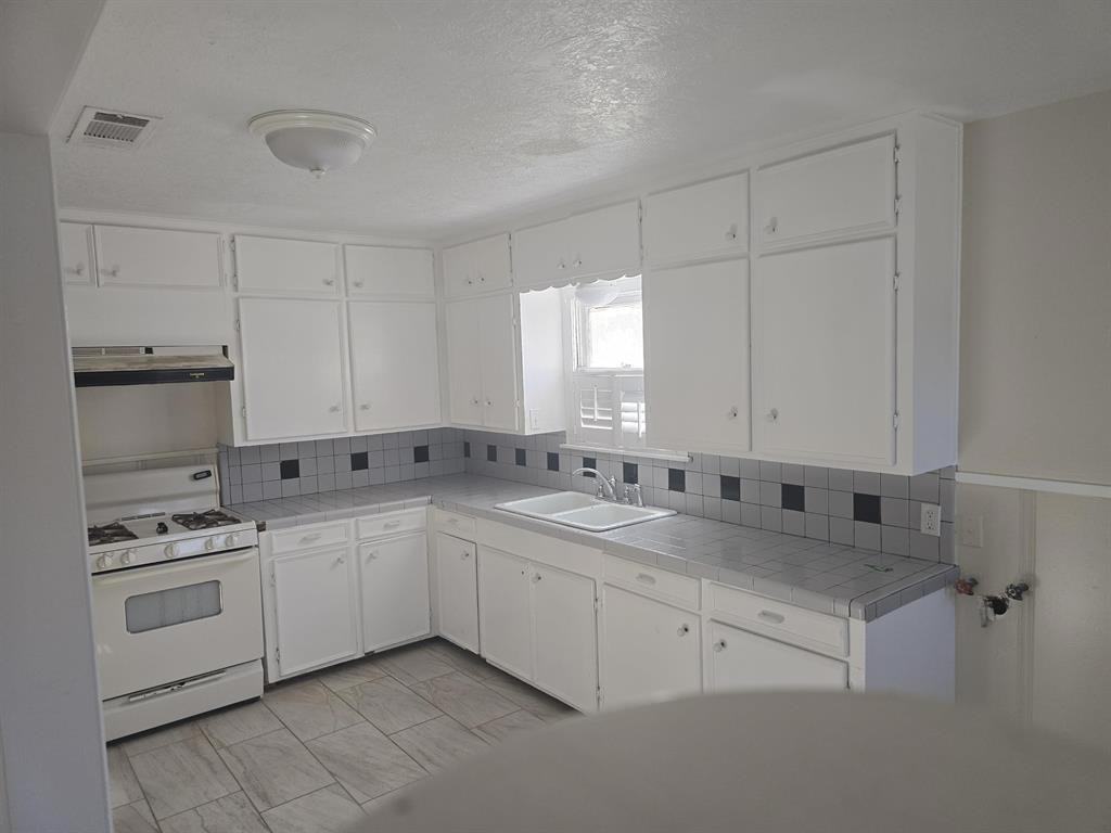 1795 Euclid St - Photo 4 of 10