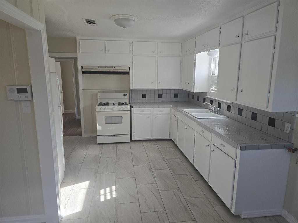 1795 Euclid St - Photo 5 of 10